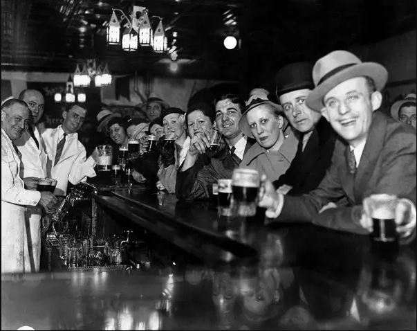 Americans drank alcohol at every opportunity. They drank to celebrate a victory or comfort themself after a loss. Indeed, alcohol is part and parcel of their culture and history. For instance, President George Washington ensured his man had 1/2 cup of rhum daily. It was such rooted in their everyday life that in 1830 an American drank 88 bottles of whiskey per year. The United States was prone to being a Nation of Drunkards.